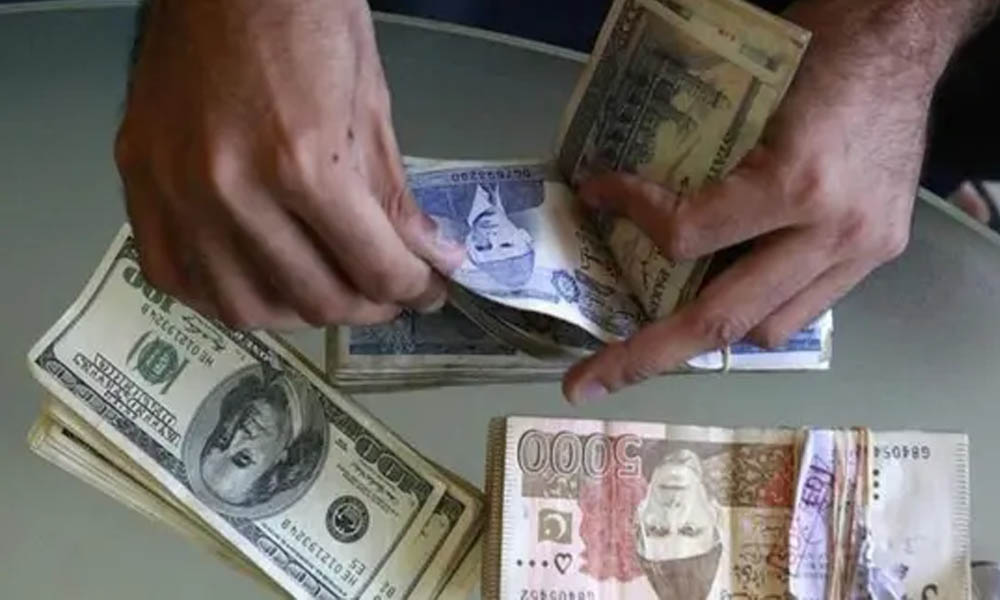 ڈالر کی قدر میں کمی، پاکستانی روپے نے کتنی برتری حاصل کی؟