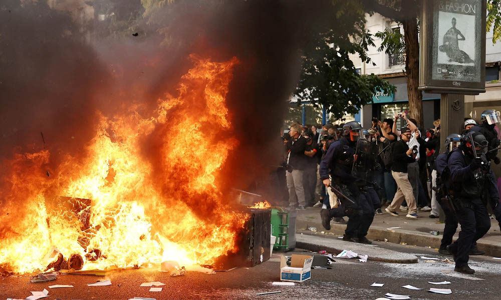 فرانس میں پرتشدد مظاہروں اور لوٹ مار کے بعد جزوی کرفیو نافذ کرنے کی ہدایت