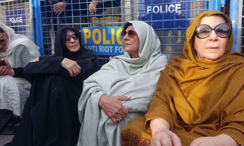عمران خان کی بہنوں کی نظر بندی، لاہور ہائیکورٹ نے ہوم سیکریٹری اور جیل سپرنٹنڈنٹ کو طلب کرلیا