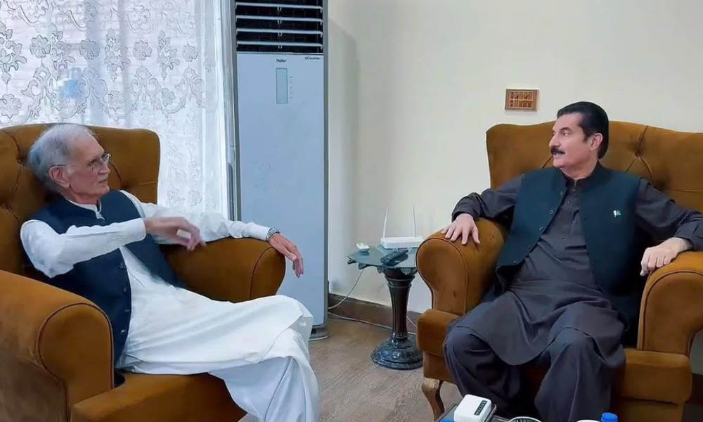 فیصل کریم کنڈی اور پرویز خٹک کی ملاقات، خیبر پختونخوا کے مسائل مل کر حل کرنے پر اتفاق