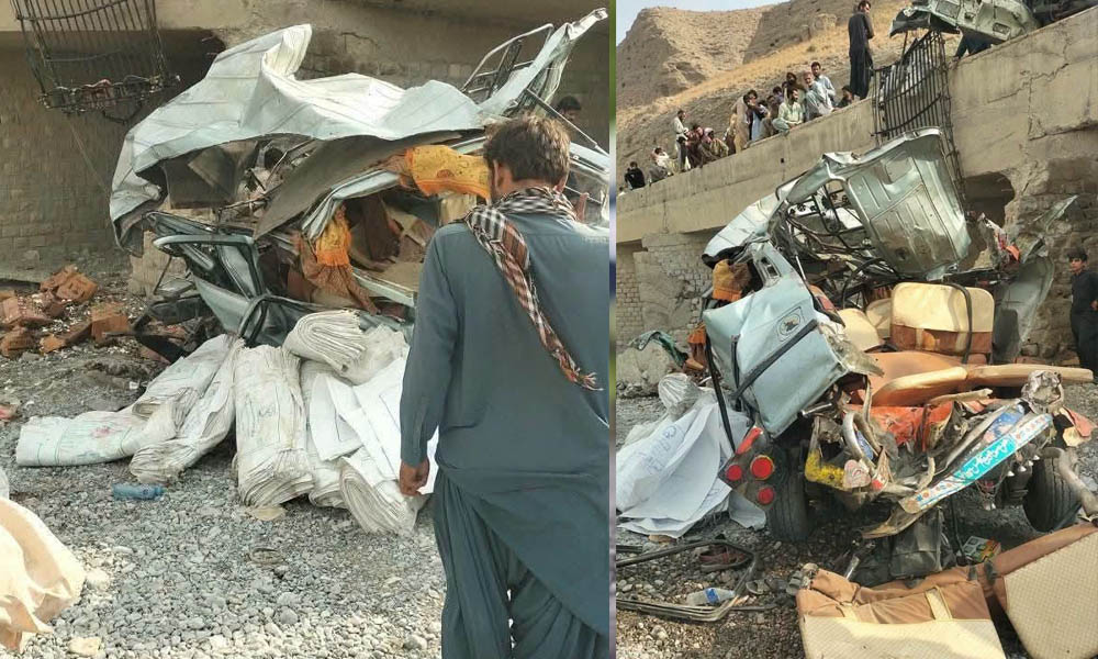 ٹرک اور مسافر وین میں ہولناک تصادم، 7 افراد جاں بحق، 30 سے زائد زخمی