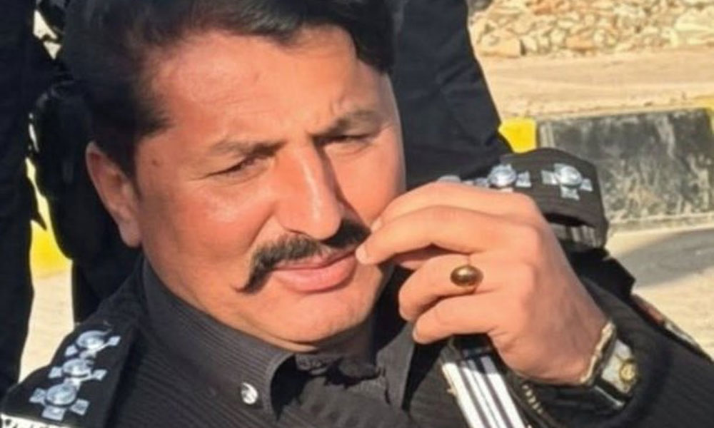 کرک میں دہشتگردوں کا حملہ، پولیس افسر سمیت 4 اہلکار شہید