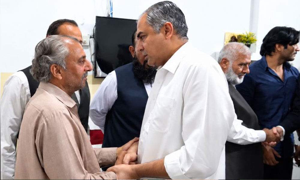 محسن نقوی کی لائبہ اعجاز کے گھر آمد، لوٹی ہوئی رقم لواحقین کے سپرد