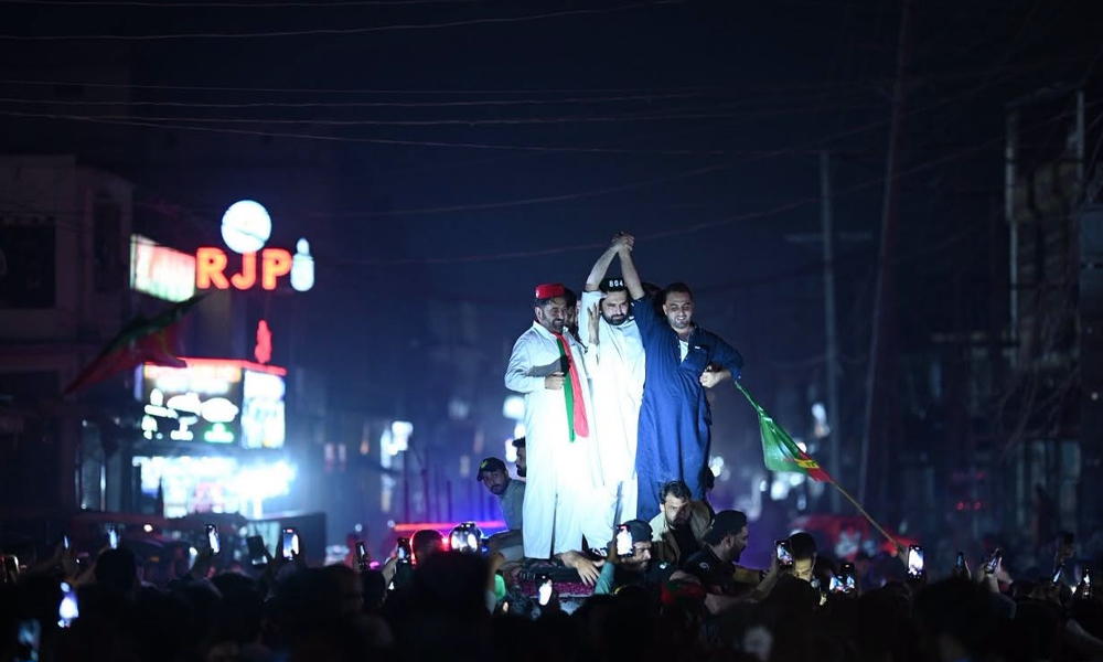 پاکستان تحریک انصاف کا لانگ مارچ پشاور پہنچ گیا