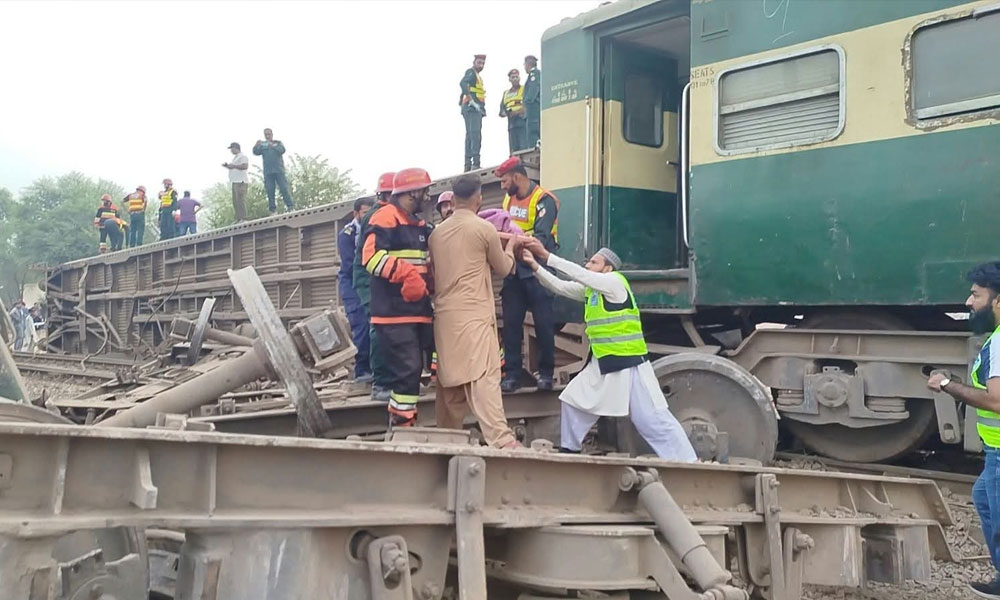ملتان: کراچی سے پشاور جانے والی ٹرین حادثے کا شکار، 5 افراد جاں بحق، 30 سے زائد زخمی