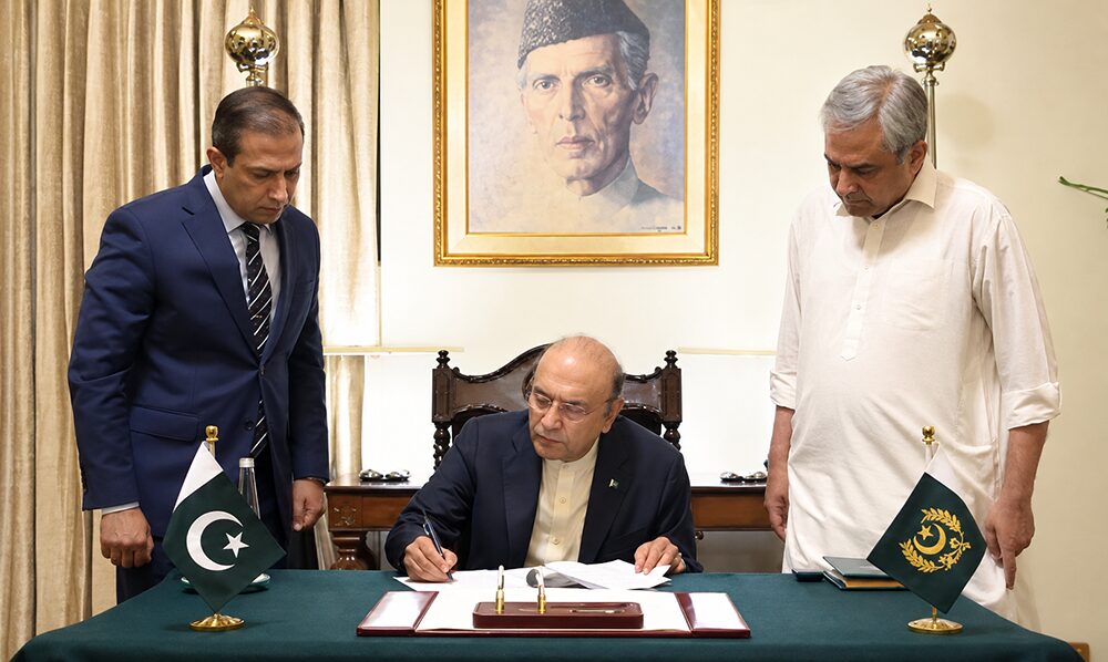 خیبرپختونخوا میں گورنر راج اور ایمرجنسی نافذ، صدر زرداری نے سمری پر دستخط کردیے