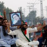 پی ٹی آئی لانگ مارچ کا ساتواں روز: قافلے چارسدہ میں، آج رات مردان میں گزرے گی