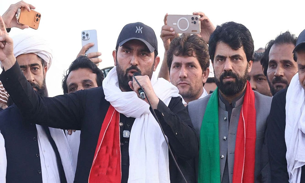 گورنر راج مانتے ہیں نہ ایمرجنسی قبول کریں گے، وزیراعلیٰ خیبرپختونخوا نے ‘اسلام آباد لانگ مارچ’ شروع کردیا