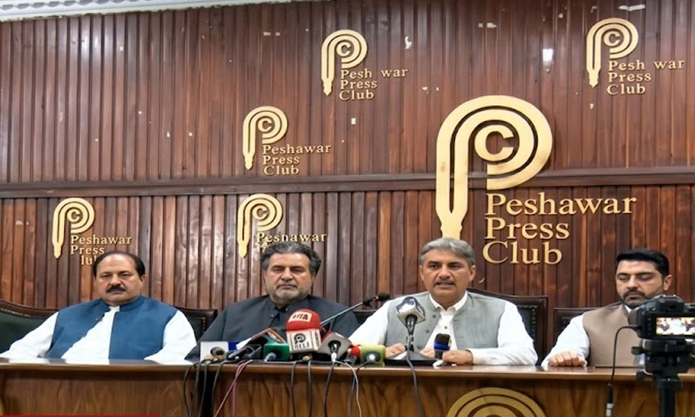 پیپلزپارٹی پر تنقید کرنے والے پہلے اپنے گریبان میں جھانکیں، احمد کریم کنڈی پیپلزپارٹی پر تنقید کرنے والے پہلے اپنے گریبان میں جھانکیں، احمد کریم کنڈی