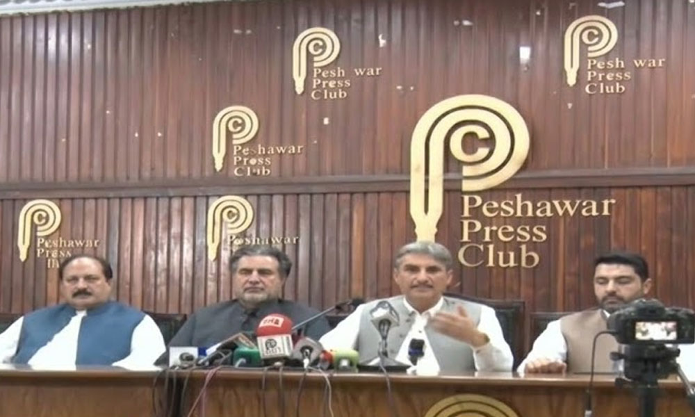 خیبرپختونخوا مسلح افراد کے ہاتھوں میں آ چکا ہے، احمد کریم کنڈی