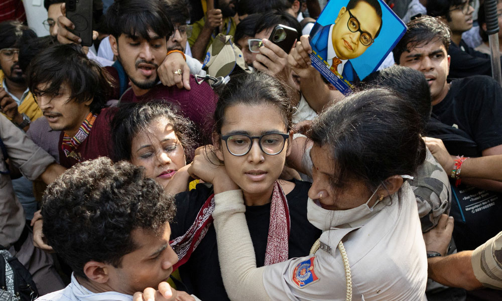 بھارت میں کاکروچ کا ووٹر فہرستوں میں تبدیلی کے خلاف احتجاج، چیف الیکشن کمشنر کے استعفے کا مطالبہ