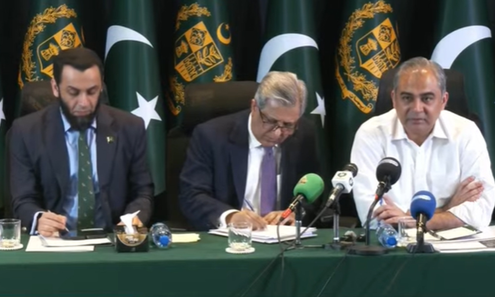 وفاقی وزراء مشترکہ پریس کانفرنس کر رہے ہیں