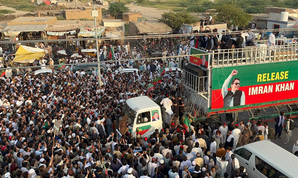 پی ٹی آئی کا لانگ مارچ لکی مروت سے کرک پہنچ گیا