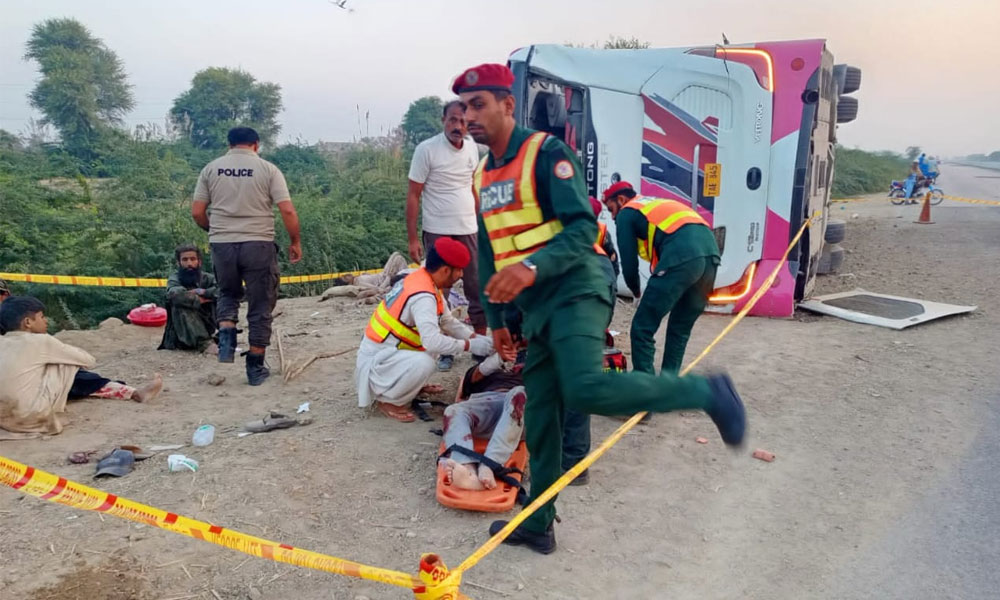 راجن پور، انڈس ہائی وے پر مسافر بس الٹ گئی، 10 افراد جاں بحق، 32 زخمی