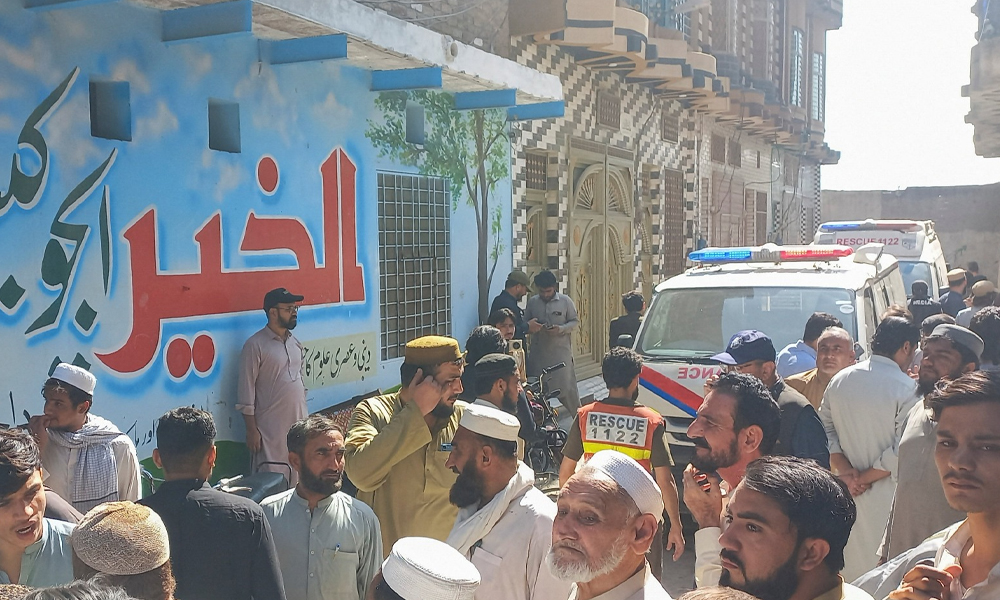 پشاور میں اسکول کی چھت گر گئی، 27 بچے اور 2  اساتذہ جاں بحق