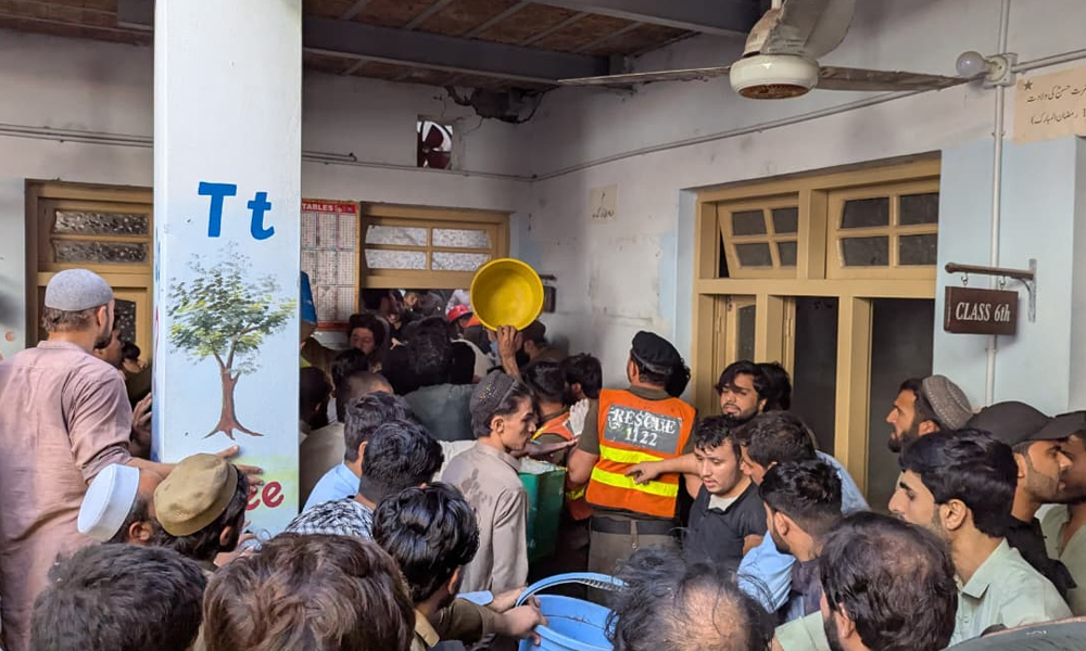 پشاور میں اسکول کی چھت گر گئی، 4 بچے جاں بحق،اساتذہ سمیت 20 زخمی