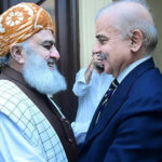 مولانا فضل الرحمان ڈیڈ لاک ختم کرانے کیلئے تیار، مذاکراتی ٹیم نے وزیراعظم کو آگاہ کر دیا