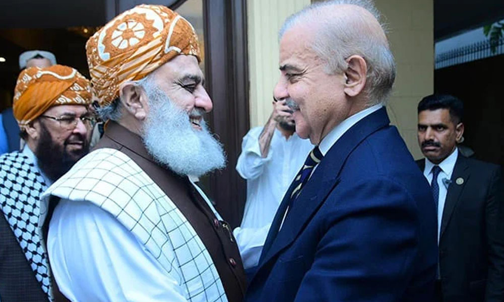 مولانا فضل الرحمان ڈیڈ لاک ختم کرانے کیلئے تیار، مذاکراتی ٹیم نے وزیراعظم کو آگاہ کر دیا